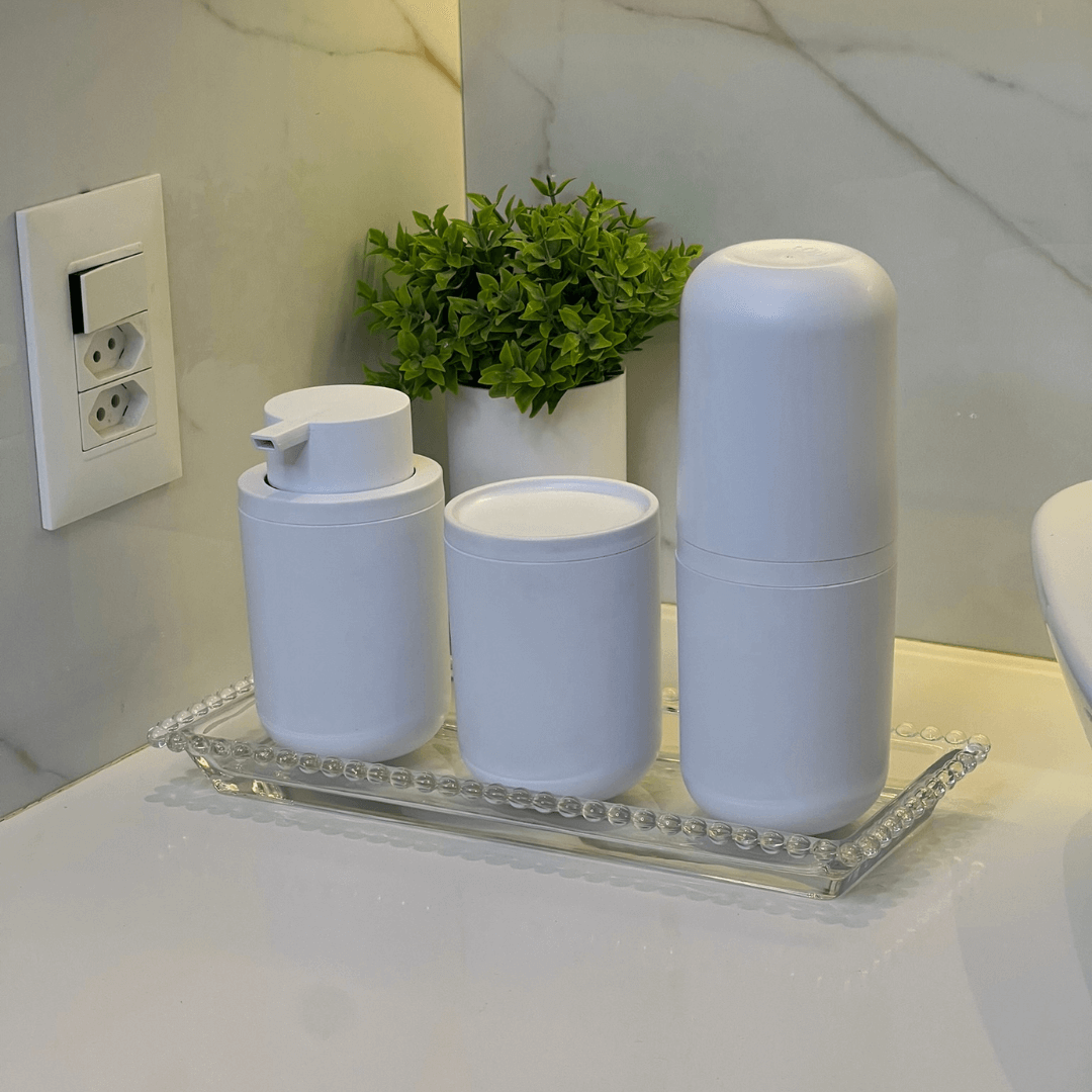 Itens da linha bold branco na bancada do banheiro