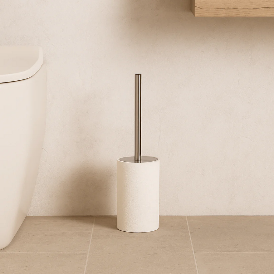 Escova sanitaria com cabo metalico e base de polirresina branca ao lado do vaso