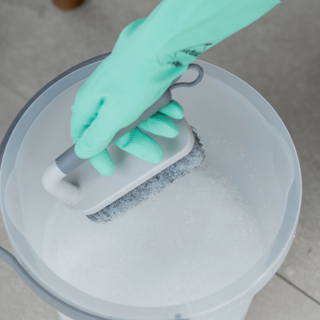 Escova de Piso Flow no balde de sabão
