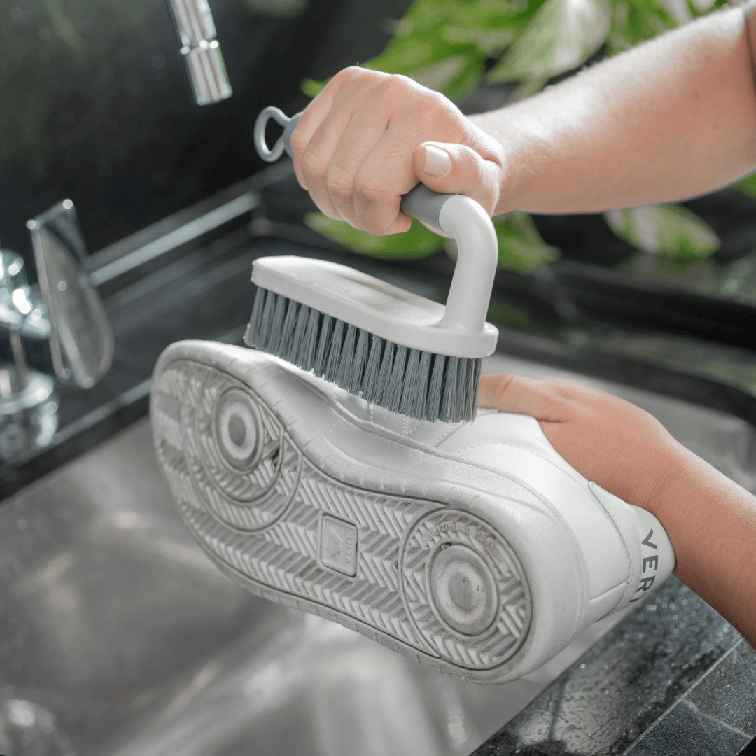 Escova de Piso limpando tenis