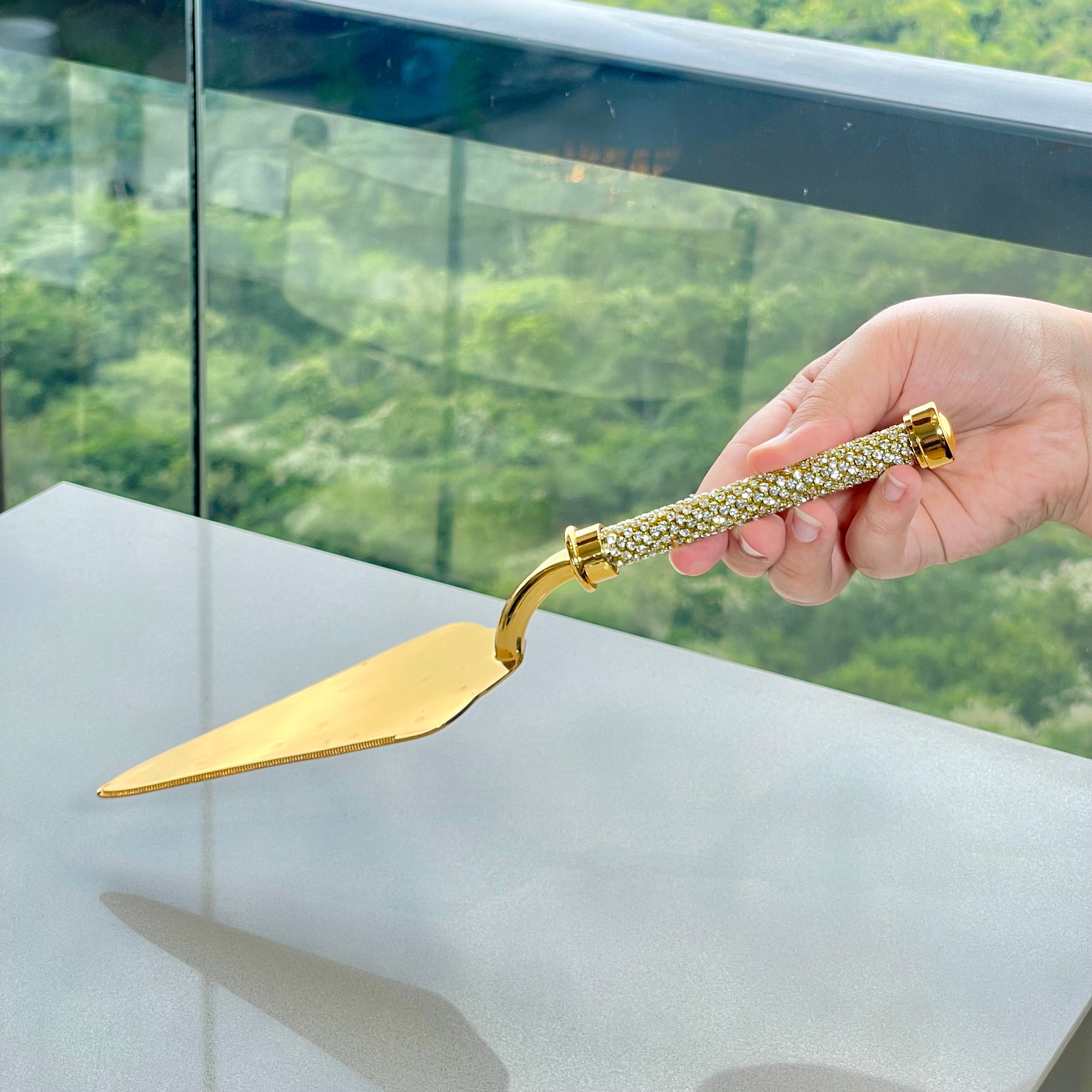 Espátula para bolo dourada no balcão