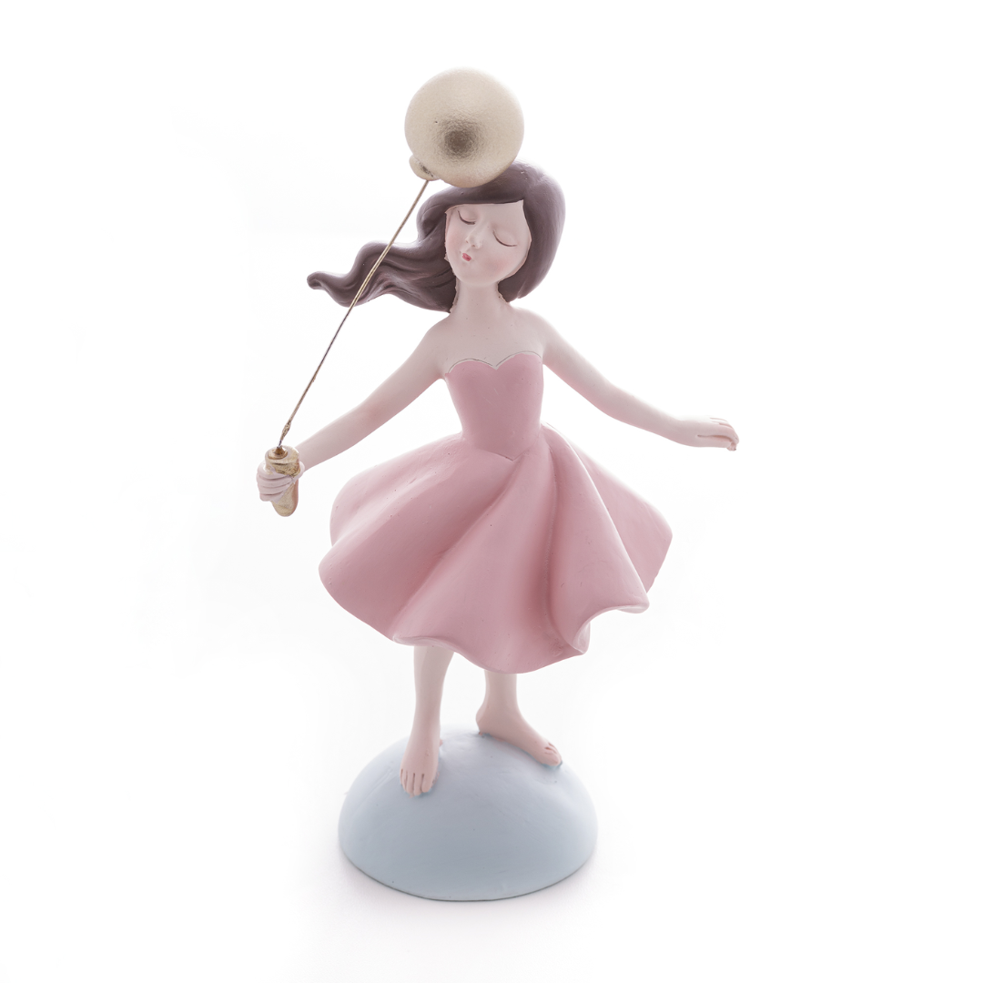 Figura de resina menina segurando balão branco com cabelo castanho