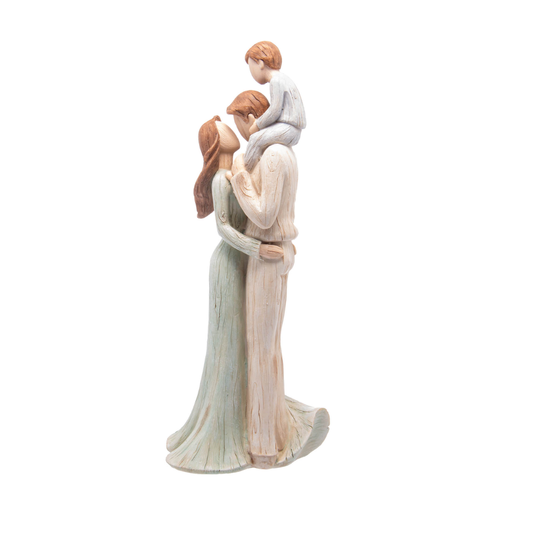 Casal abraçado segurando dois filhos, figura decorativa com cores suaves