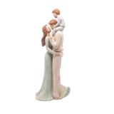 Casal abraçado segurando dois filhos, figura decorativa com cores suaves
