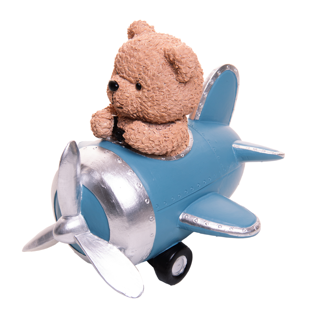 Figura decorativa urso aventureiro em resina dentro de avião azul