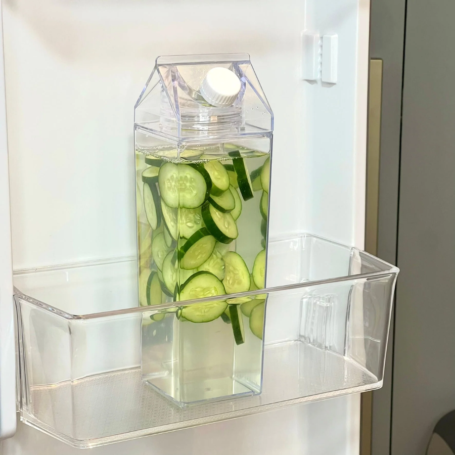 Garrafas para bebidas My Box organizadas na geladeira com água e pepino