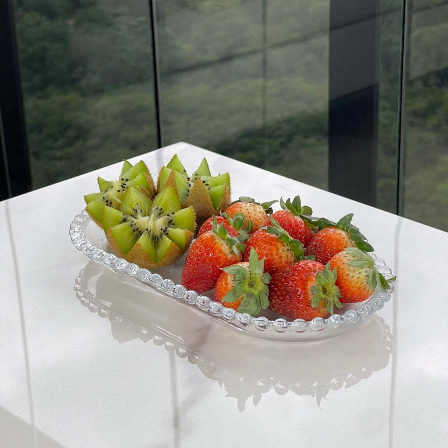 Bandeja oval de cristal bolinha com morangos e kiwi fatiados