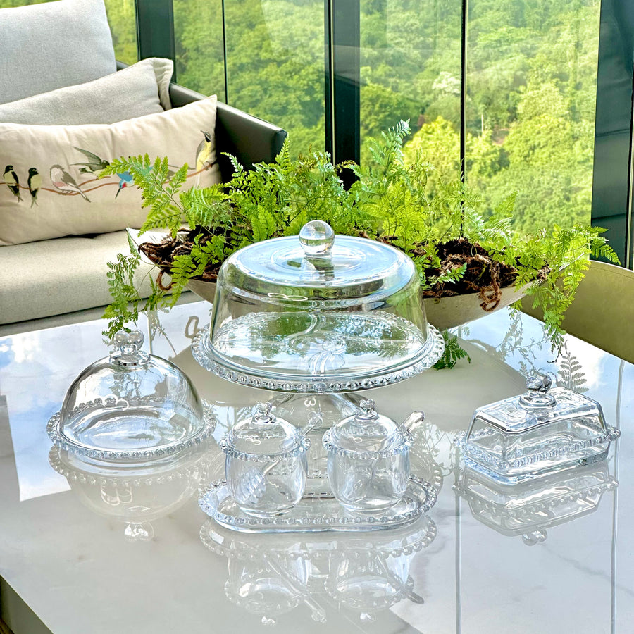 Mesa posta com kit cristal coração em ambiente claro com plantas