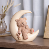 Figura decorativa urso na lua com detalhes em ambiente aconchego