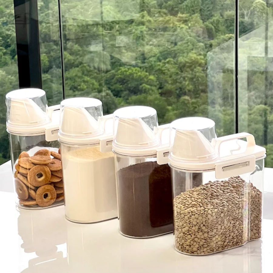 quatro potes organizadores de alimentos secos com biscoito farinha cafe e lentilha