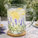 Jarra cristal com pintura lavanda cheia de água com gelo e limão