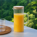 Jarra de Vidro com Tampa em Bambu 1,1L com suco