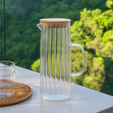 Jarra de Vidro com Tampa em Bambu 1,1L na bancada