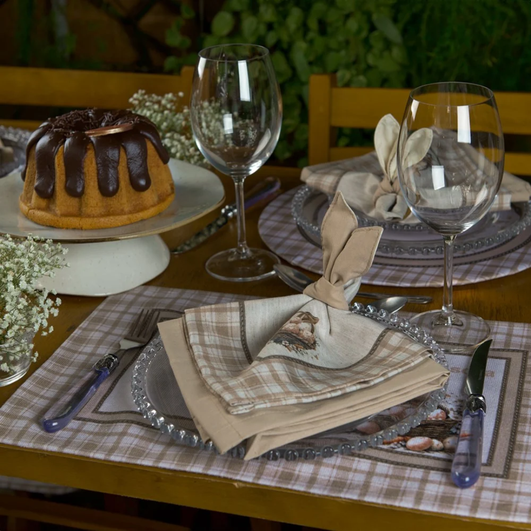 Jogo Americano Xadrez na mesa com prato, talher e guardanapo