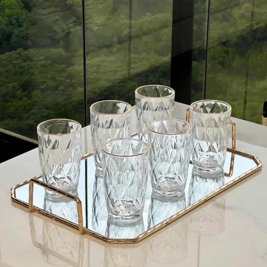 Seis copos de vidro diamond com fio de ouro em bandeja espelhada dourada
