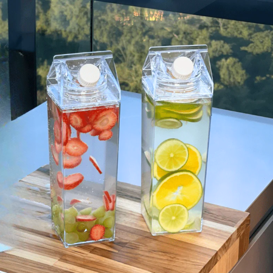 Kit garrafas com água infusionada de morango e limão sobre mesa
