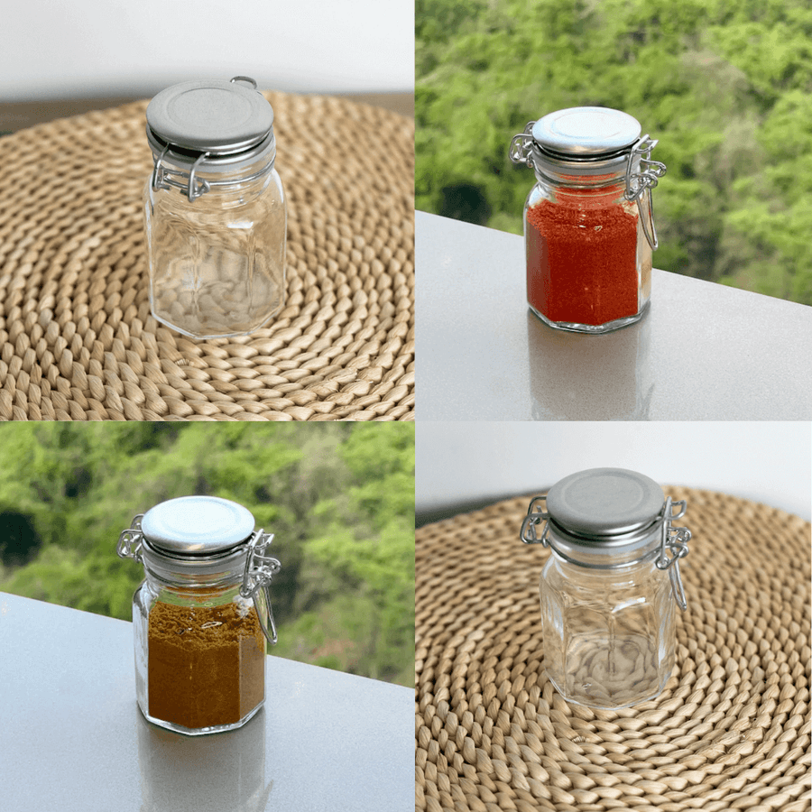 Quatro potes de vidro para temperos em diferentes situações vazios e com especiarias