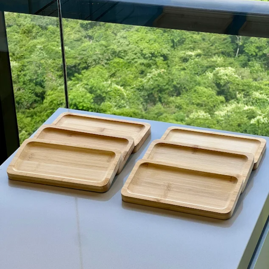 Bandejas petisqueiras bambu empilhadas em mesa branca ao ar livre