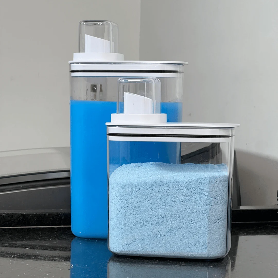 Potes dispensers transparentes com sabao liquido e po de lavar roupa