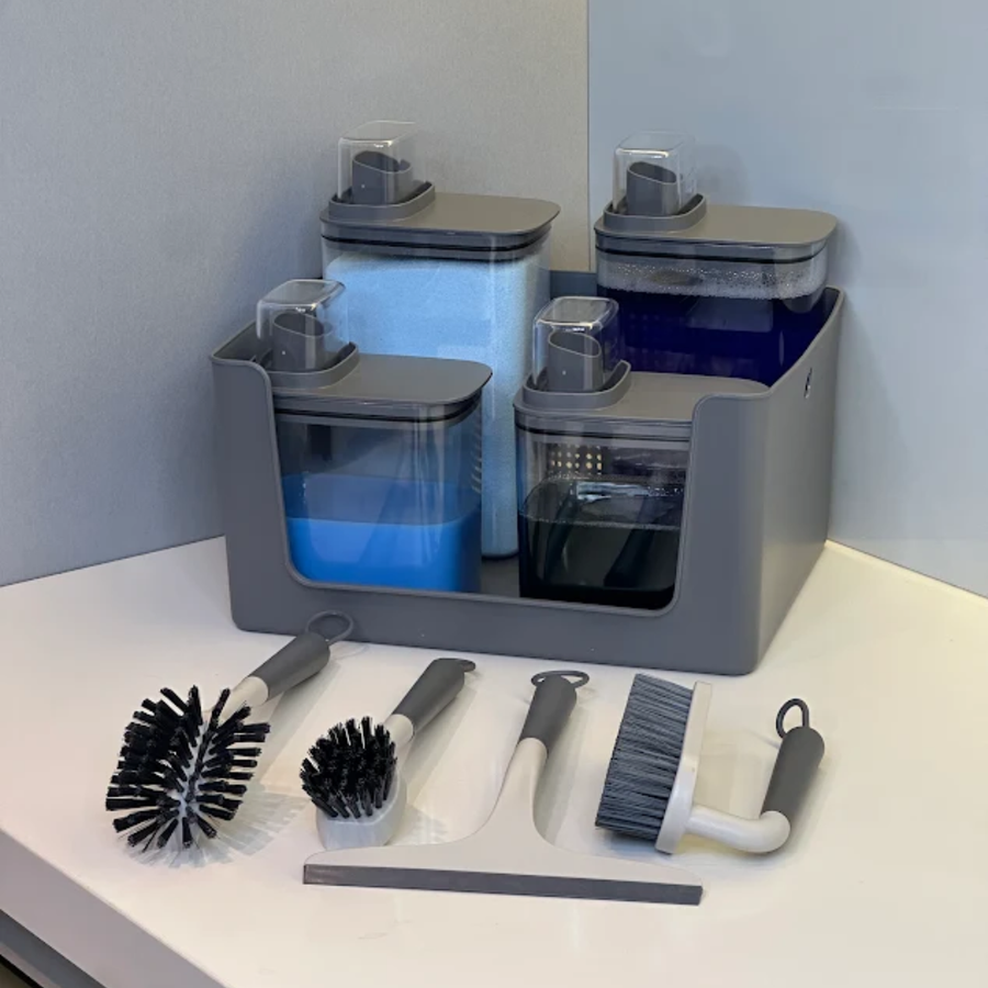 Kit lavanderia chumbo com dispensers e escovas organizados sobre superficie branca