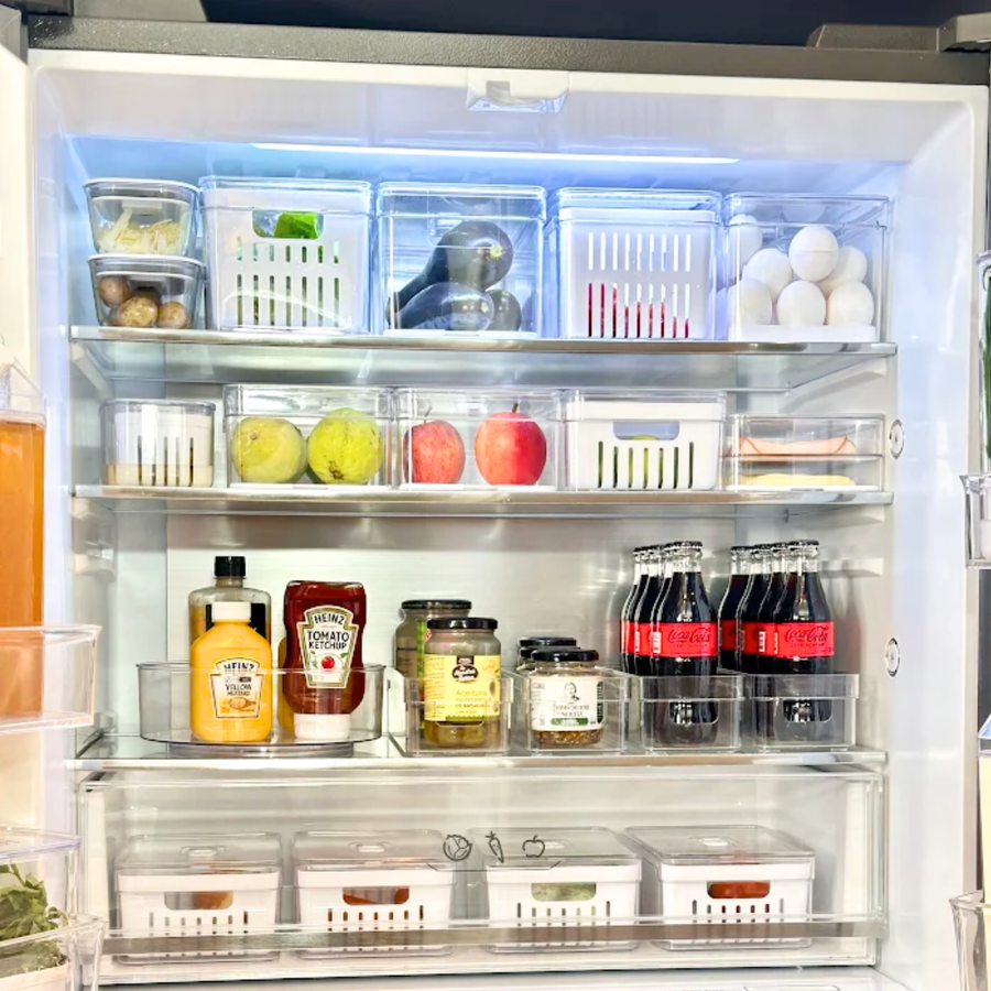 Geladeira organizada com kit completo de 18 peças em tons brancos e azuis