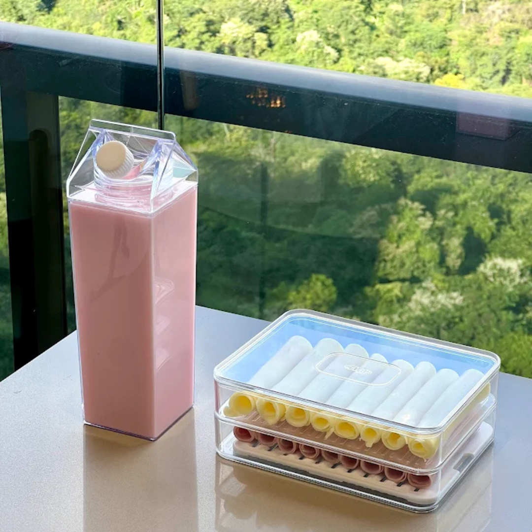 Garrafa de leite rosa e organizador de geladeira com compartimentos para ovos e alimentos