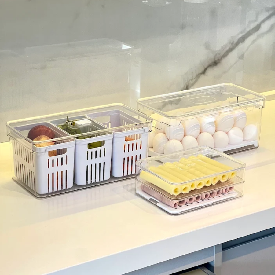 Caixa ovos e organizador frutas com tampas transparentes na prateleira