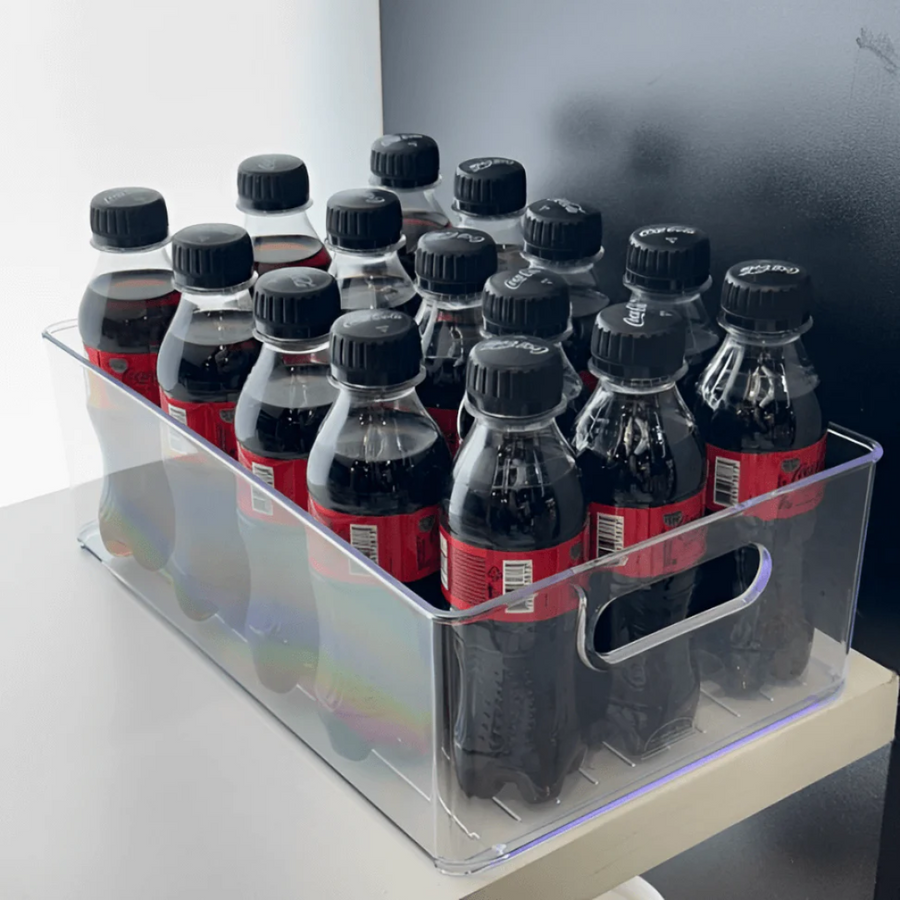 Caixa organizadora retangular com garrafinhas de refrigerante alinhadas
