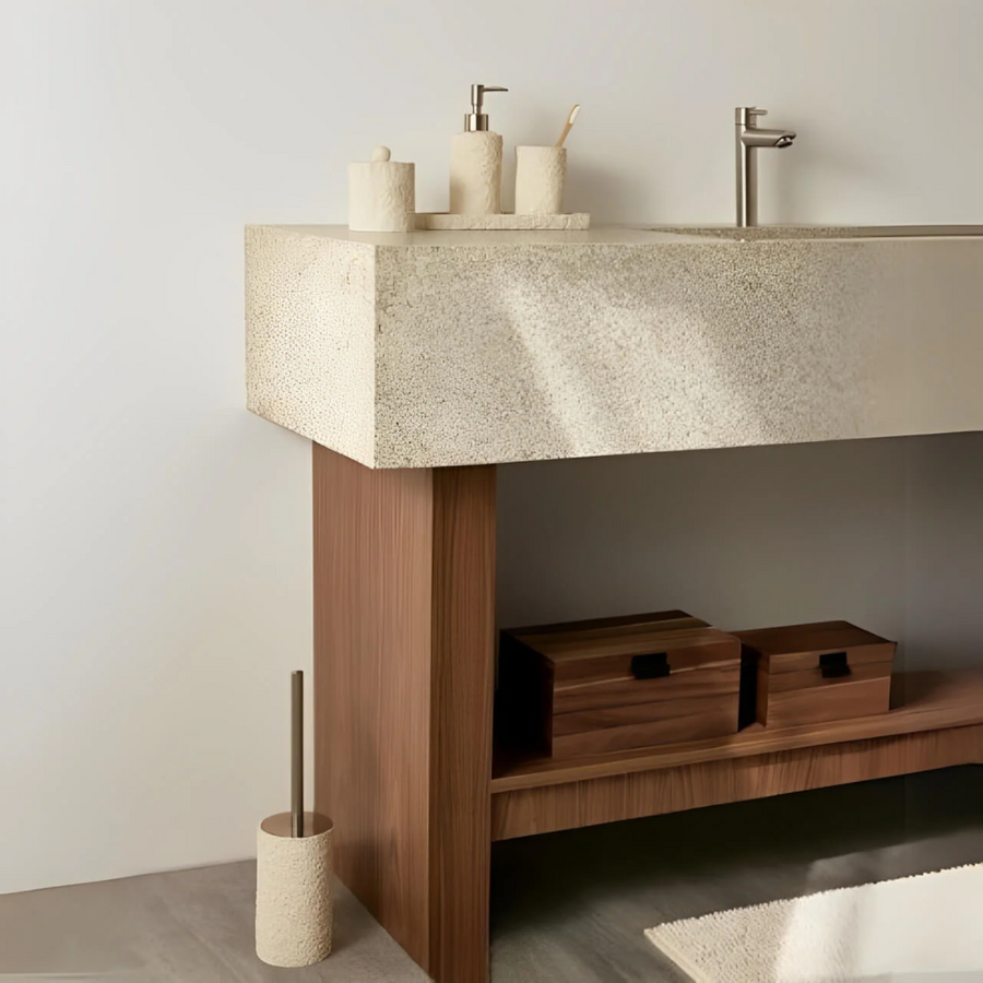 Kit para banheiro branco decorando bancada minimalista com madeira e vaso concreto
