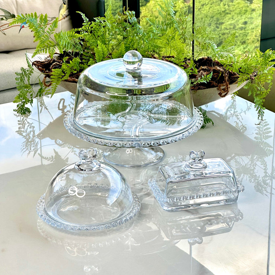 Kit completo com três peças de vidro decoradas com borda trabalhada em ambiente claro