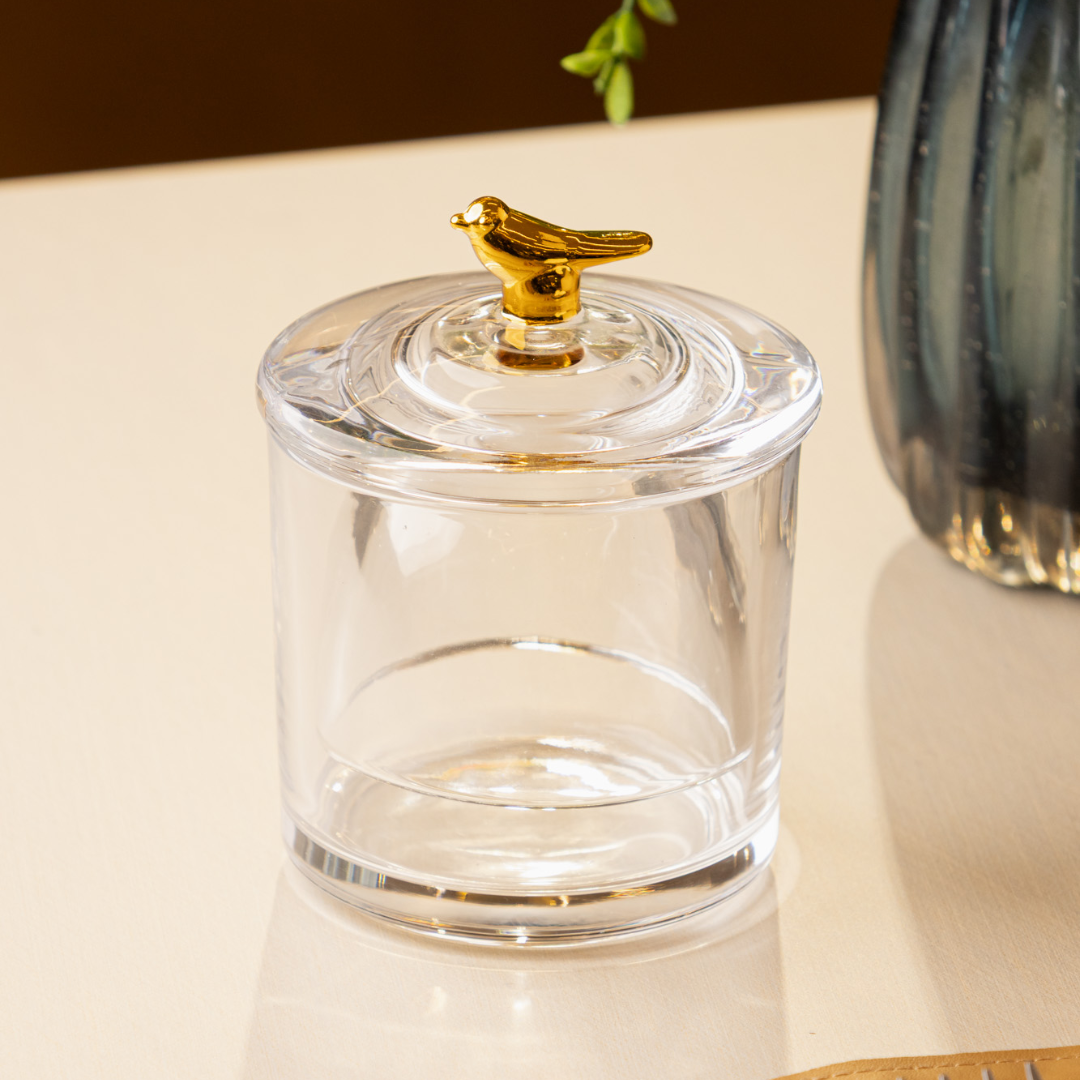 Manteigueira Golden Bird com acabamento dourado em mesa