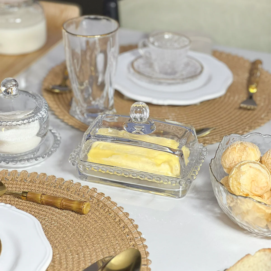 Mesa posta com kit Pearl e utensílios em arranjo de mesa formal