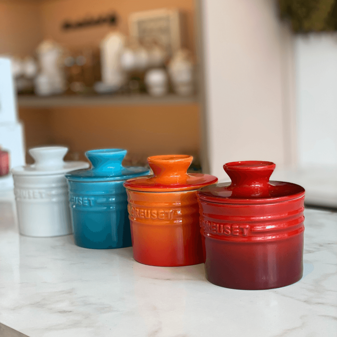Manteigueiras na bancada em vermelho, laranja, azul e branco