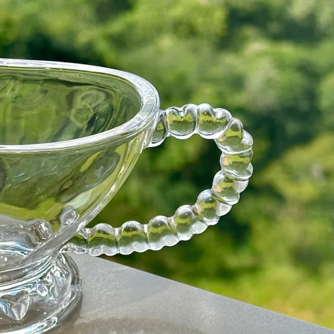 Detalhe da alça com miçangas em cristal transparente