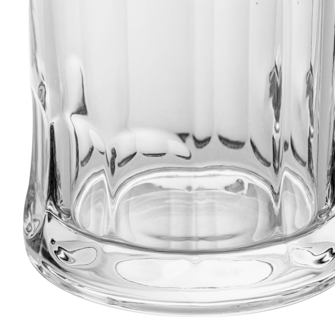 Detalhe do fundo espesso e estrutura nervurada da caneca de vidro