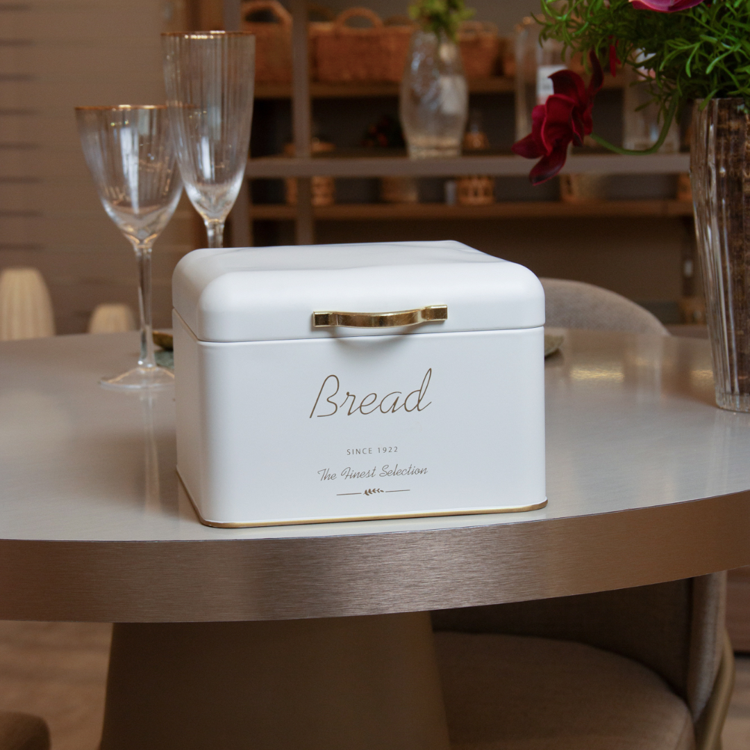 Caixa para pão off white com alça metal em ambiente de sala de estar