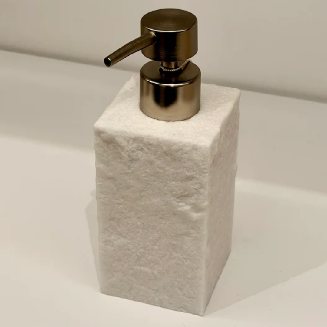 Porta sabonete líquido polirresina branco com pump metalizado dourado