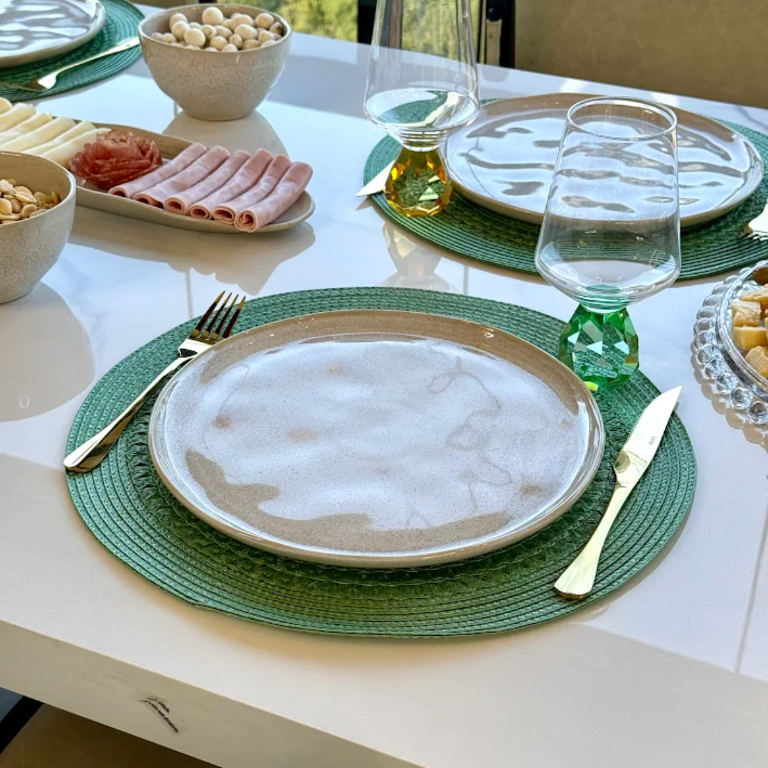 Prato Raso Bio Latte Off White 27,5cm na mesa posta
