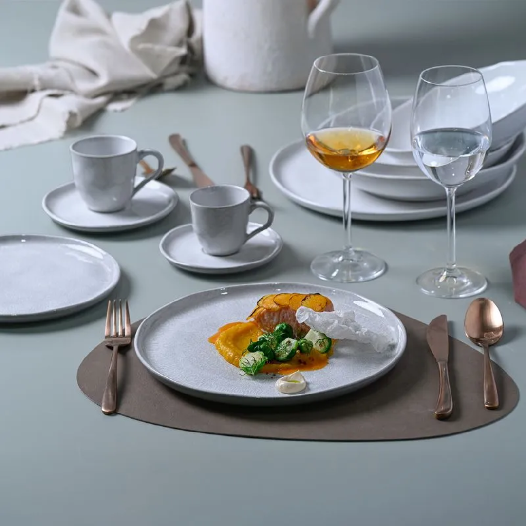 Prato raso 27,5cm servido com peixe e legumes em jantar elegante