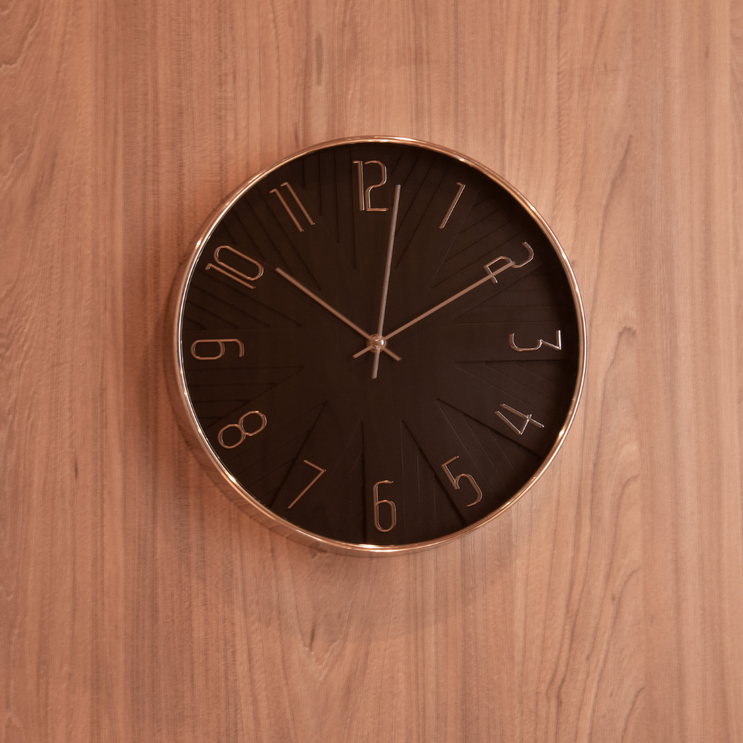 Relógio de Parede Plástico Modern Preto 30,5cm na parede