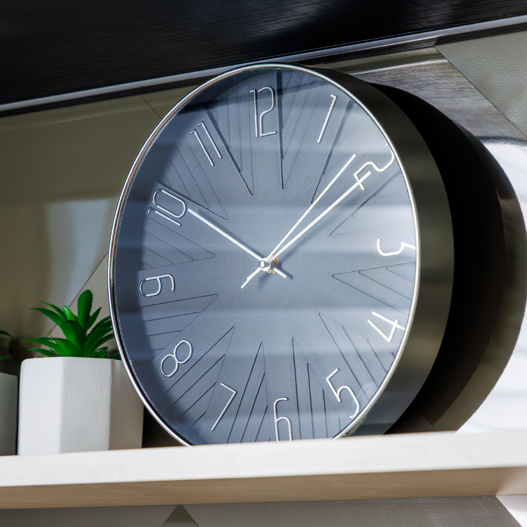 Relógio de Parede Plástico Modern Preto 30,5cm no armario