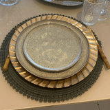Mesa posta de jantar com pratos, jogo americano e talheres