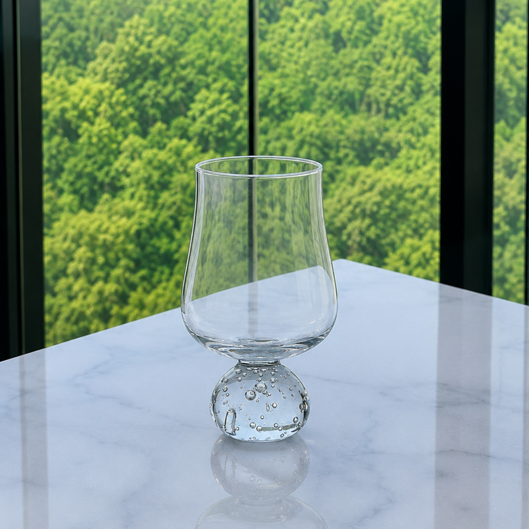 Taça Base Esfera para Vinho Transparente 440ml na bancada