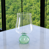 Taça Base Esfera para Vinho Verde e Transparente 440ml  na bancada