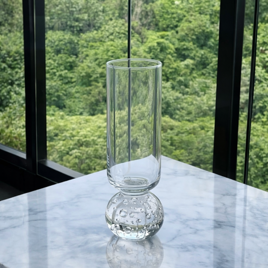 Taça champanhe com base esfera em detalhe frontal