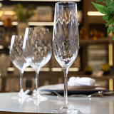 Taça para champanhe Crex Optic sobre mesa posta em ambiente elegante
