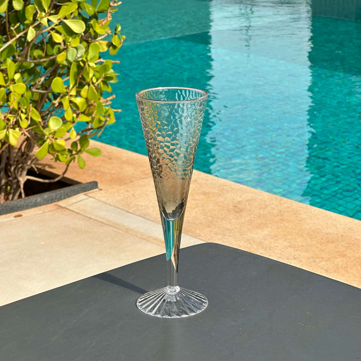 Taça Verde em Acrilico na Piscina