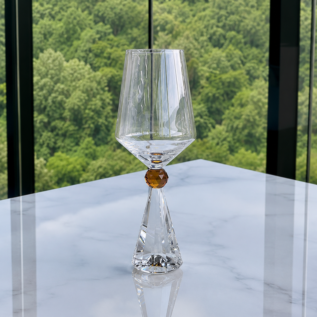 Taça ambar base cristal na bancada
