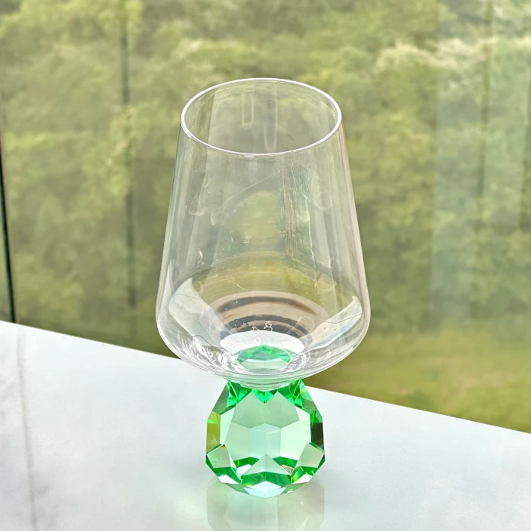Taça base diamante verde na bancada