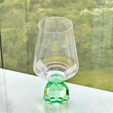 Taça base diamante verde na bancada